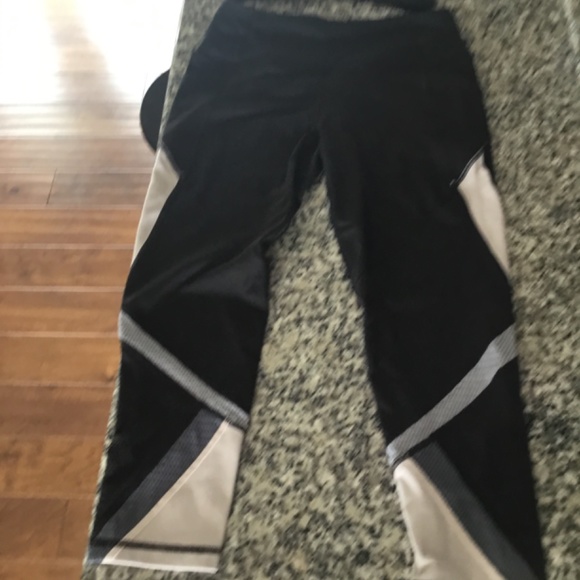 Victoria Secret Sport Matching Leggings and Sports Bra Pants Small  Bra 34 B - Picture 2 of 6